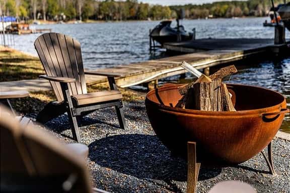 Cozy Lake Cottage - Image 1